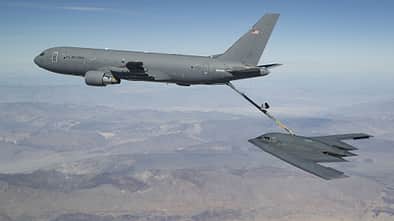 Boeing KC-46A betankt Northrop Brumman B-2A Spirit in Edwards AFB.