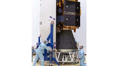 Der Satellit FalconEye1 wird auf seinen Start vorbereitet.