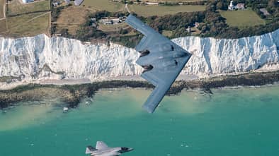 Northrop Grumman B-2A und F-35B der RAF an den Klippen von Dover
