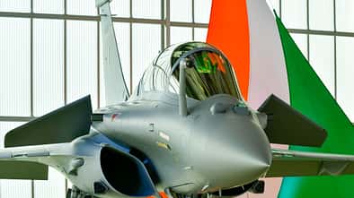 Dassault hat die erste Rafale an Indien übergeben.