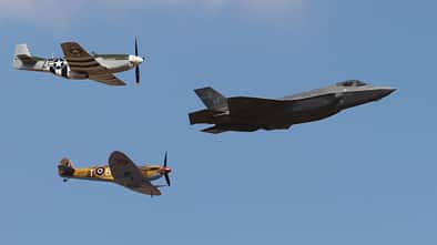 Lockheed Martin F-35A Vorführung mit P-51 und Spitfire.