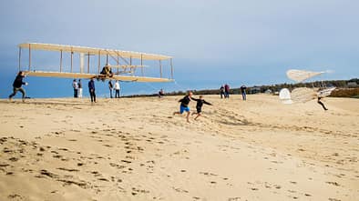 Lilienthal-Doppeldecker und Wright-Gleiter gemeinsam in Kitty Hawk im Dezember 2019.