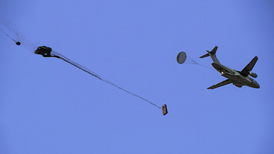 Embraer KC-390 Millenium beim Lastenabwurf. 