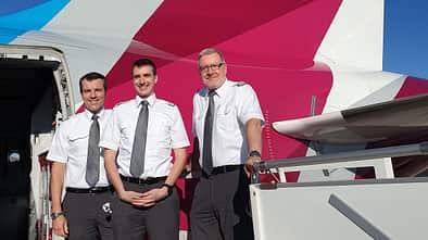 Hauptmann Thorsten Rauch von der Flugbereitschaft (Mitte) bei der Ausbildung bei Eurowings mit Alejandro Garcia Proft und CPT Helmut Kunz (rechts).