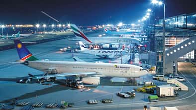 Flughafen Frankfurt, Terminal 2 bei Nacht.