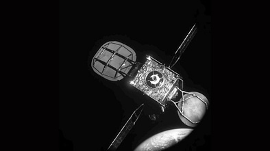 Die beiden Satelliten Northrop Grumman MEV-1 und Intelsat-901 kurz vor dem Docken.