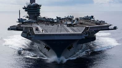 Der Flugzeugträger USS "Carl Vinson" auf Einsatzfahrt vor seiner Überholung in Bremerton.
