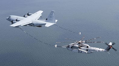 Luftbetankungsversuch der CH-53K King Stallion hinter einer KC-130J.