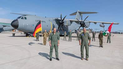 Gemeinsam eröffnen der Inspekteur der Luftwaffe, Generalleutnant Ingo Gerhartz, und sein ungarischer Amtskollege, Generalmajor Nándor Killián, auf dem Fliegerhorst in Wunstorf die Multinational Air Transport Unit.