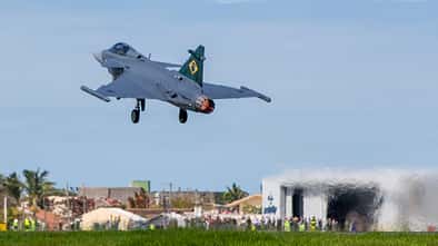 Die erste Gripen E für Brasilien ist nach dem Schiffstransport aus Schweden vom Flughafen Navigantes zu Embraer in Gaviao Peixoto geflogen.