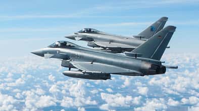 Deutsche und britische Eurofighter fliegen gemeinsam in Ämari.
