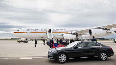 Mit einer A340 übte die Flugbereitschaft den Empfang von Staatsgästen in Schönefeld.