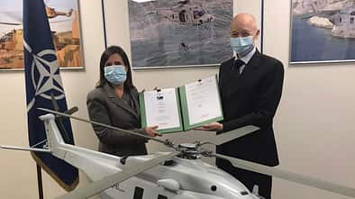 Der Sea Tiger-Vertrag wurde von Nathalie Tarnaud-Laude, President  von NHIndustries und Giorgio Gomma, Generaldirektor der NATO Helicopter Management Agency unterzeichnet.