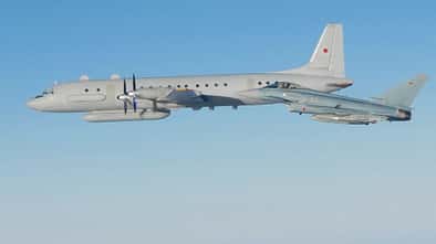 Eine Iljuschin Il-20 der russischen Luft- und Weltraumstreitkräfte wird von einem Eurofighter der Luftwaffe über der Ostsee begleitet.