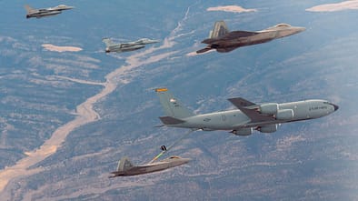 F-22 Raptors und F-16 Fighting Falcons der 422nd Test and Evaluation Squadron tanken an einem KC-135 Stratotanker über der Nevada Test and Training Range beim Large Force Test Event 20.03. LFTE 20.03 war die Beta-Version von "Black Flag".