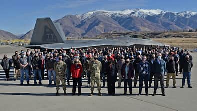 Die F-22 Raptor der USAF durchliefen auf der Hill AFB ein Programm, das die Lebensdauer um 8000 Flugstunden erhöht hat. 