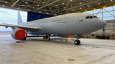 Ein A330 MRTT (T-056) der MMU der NATO wird in Köln-Wahn für die MedEvac-Rolle ausgerüstet.
