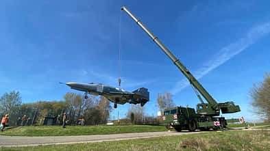 F-4F Phantom in Neuburg wird zur Wilhelm Frankl Kaserne transportiert.