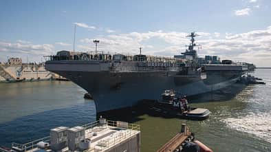Die USS "Stennis" wurde Anfang Mai 2021 für ihre vierjährige große Überholung zu Newport News Shipbuilding gebracht.