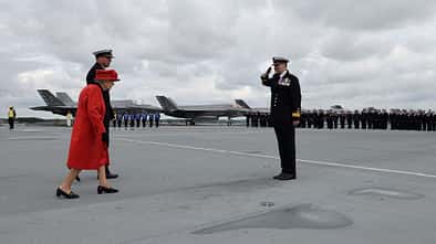 Die englische Königin besuchte am 22. Mai 2021 den Flugzeugträger "Queen Elizabeth", bevor dieser zu seiner ersten Einsatzfahrt aufbrach, die bis nach Japan führt.