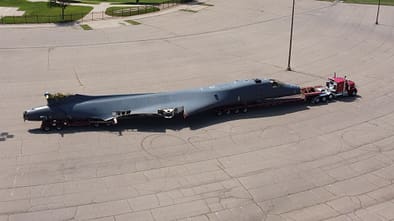 Die US Air Force lieferte einen B-1B-Rumpf an die Wichita State University. Es soll komplett zerlegt und inspiziert werden. 