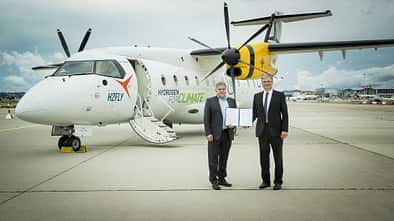 Martin Nüsseler, Chief Technology Officer Deutsche Aircraft (links) und Prof. Dr. Josef Kallo, Mitbegründer und CEO von H2FLY, unterzeichneten die Absichtserklärung zur Entwicklung eines brennstoffzellengetriebenen Regionalflugzeugs.