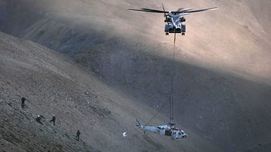Die CH-53K King Stallion hat während ihrer Truppenerprobung einen notgelandeten Navy MH-60S Knighthawk-Hubschrauber vom Mount Hogue in den White Mountains in Kalifornien geborgen.