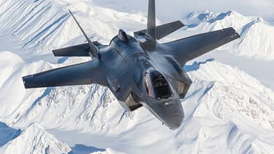 Lockheed Martin F-35A mit Bremsfallschirm.