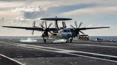 Northrop Grumman E-2C der Marine Nationale auf der Charles de Gaulle.