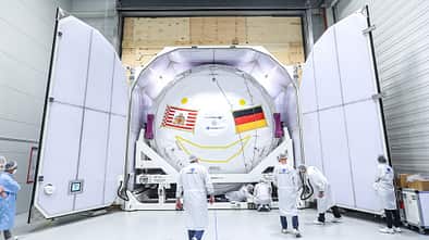 ArianeGroup Bremen - Ariane 6 CTM-U loading into the Ariane 6 transport container - 21.12.2021