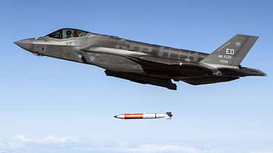 Die Lockheed Martin F-35A der USAF wird für die B61-12-Atombombe zugelassen.