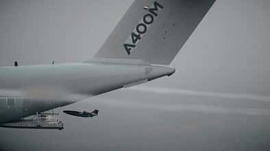 Airbus A400M wirft Do DT25 Drohne ab.