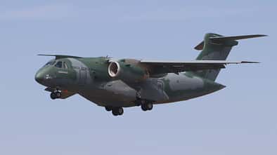 Embraer C-390 der FAB landet in Farnborough.