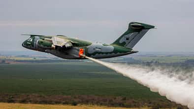 Embraer KC-390 mit MAFFS-II-Feuerlöschbehälter im Frachtraum.