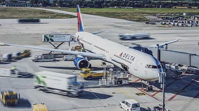 Boeing 767 von Delta am Flughafen Stuttgart.