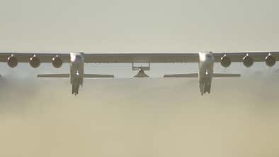 Stratolaunch Roc flog am 28. Oktober 2022 erstmals mit dem Hyperschall-Testflugzeug Talon-A unter dem Mittelflügel.
