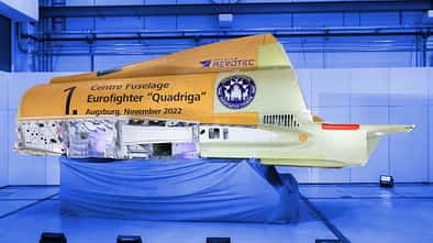 Premium AEROTEC hat am Standort Augsburg im November 2022  das erste Rumpfmittelteil aus der Quadriga-Bestellung ausgeliefert. 