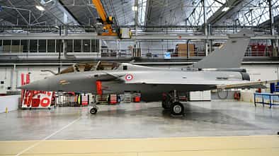 Mit einem Doppelsitzer hat Dassault Aviation die Lieferungen der Rafale an die französische  Armée de l´Air et de l´Espace nach vier Jahren wieder aufgenommen.