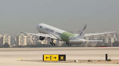Der 777-300ERSF-Frachterumbau "Big Twin" ist bei IAI zum Erstflug gestartet.