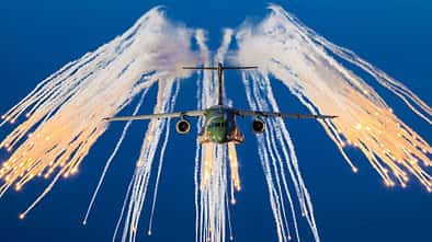 Embraer KC-390 Millenium bei Versuchen mit Täuschkörpern.