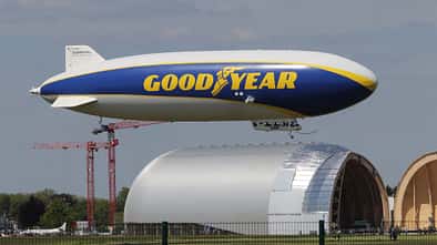 Ein Zeppelin NT wird ab Mai 2024 permanent in Essen/Mülheim stationiert, wo WDL eine neue Luftschiffhalle gebaut hat.