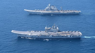 Die beiden indischen Flugzeugträger INS Vikrant (R11) und INS Vikramaditya (R33) übten im Arabischen Meer gemeinsam. 