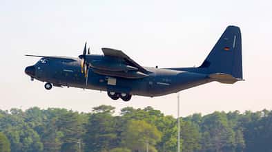 Erstflug der ersten Lockheed Martin KC-130J für die Luftwaffe.