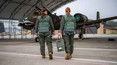 Zwei Pilotinnen vor A-10