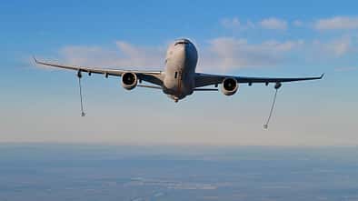 Airbus A330 MRTT im Flug von vorn Schläuche ausgefahren