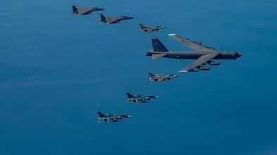 B-52 im Flug mit F-15 und F-16
