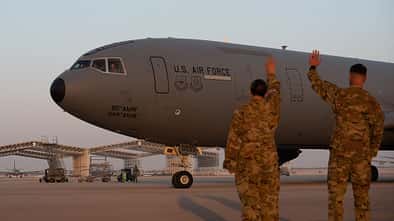 KC-10 mit Bodenpersonal