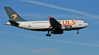 Airbus A310 bei der Landung seitlich ULS