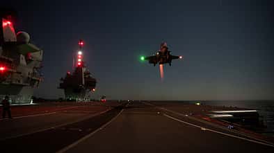 F-35 landet bei Nacht auf Flugdeck