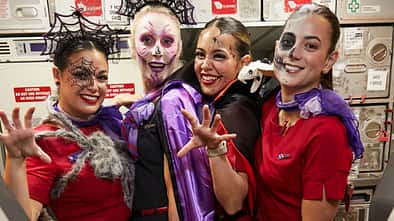 Halloween verkleidetes Kabinenpersonal Gruppenbild